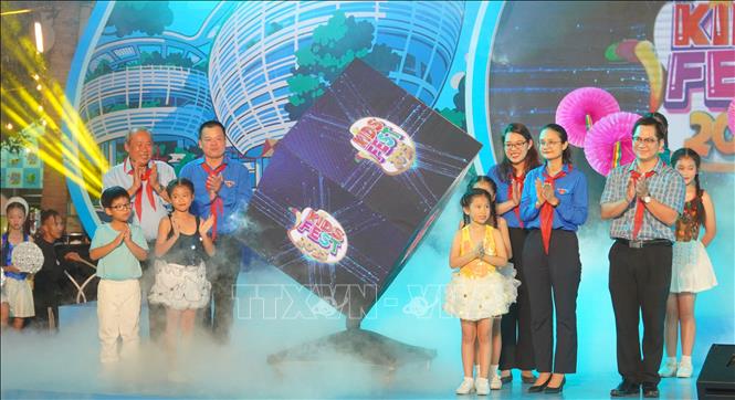 Các đại biểu cùng các em thiếu nhi thực hiện nghi thức khai mạc Lễ hội. Ảnh: Trung Tuyến - TTXVN