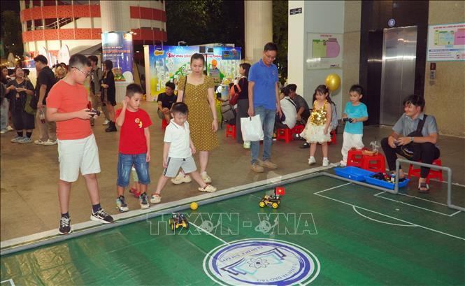 Thiếu nhi vui chơi, trải nghiệm tại Lễ hội Thiếu nhi Kids Fest. Ảnh: Trung Tuyến - TTXVN