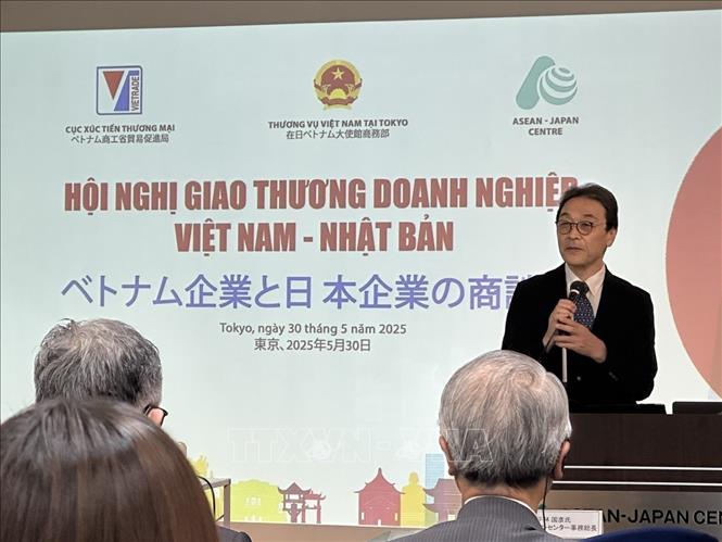 Ông Nakazawa Katsunori - Phó Chủ tịch điều hành Tổ chức xúc tiến thương mại Nhật Bản (JETRO), phát biểu tại hội nghị. Ảnh: Nguyễn Tuyến – Pv TTXVN tại Nhật Bản