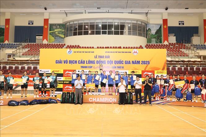 Ban Tổ chức trao giải ở nội dung đồng đội nữ. Ảnh: Đức Phương - TTXVN