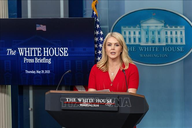 Phát ngôn viên Nhà Trắng Karoline Leavitt (ảnh) ngày 29/5/2025 cho biết Tổng thống Mỹ Donald Trump và Đặc phái viên Trung Đông Steve Witkoff đã gửi đề xuất ngừng bắn mới nhất của Mỹ tại Dải Gaza tới phong trào Hồi giáo Hamas của Palestine, sau khi nhận được sự đồng thuận từ phía Israel. Thủ tướng Israel Benjamin Netanyahu cũng xác nhận chính phủ của ông đã phê duyệt đề xuất, trong khi Phong trào Hamas cho biết đã nhận được đề xuất thông qua các bên trung gian và đang tiến hành đánh giá. Ảnh: THX/TTXVN