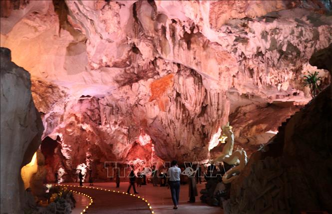 Hang Dơi được bê tông hóa toàn bộ phần nền. Ảnh: Văn Đức - TTXVN