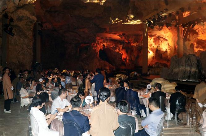 Chương trình biểu diễn nghệ thuật kết hợp ẩm thực trong hang Dơi. Ảnh: Văn Đức - TTXVN
