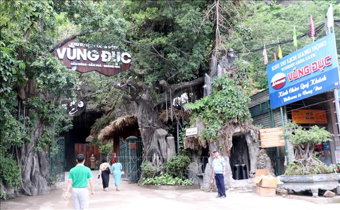 Hang Dơi nằm trong quần thể di tích lịch sử và danh thắng Vũng Đục. Ảnh: Văn Đức - TTXVN