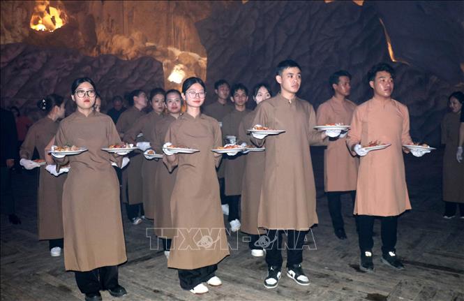 Nhân viên phục vụ đồ ăn. Ảnh: Văn Đức - TTXVN