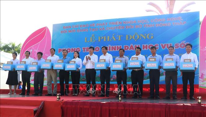 Bí thư tỉnh ủy Đồng Tháp Lê Quốc Phong trao 12 phần quà cho các Trường THCS, THPT trong tỉnh 10 bộ kíp học lập trình ARDUINO. Ảnh: Nguyễn Văn Trí - TTXVN