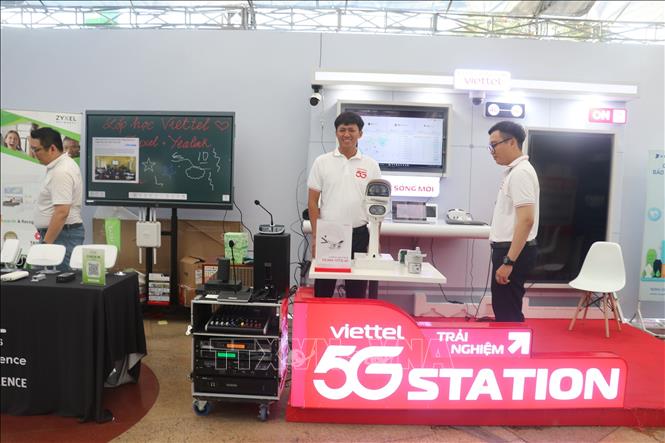 Trưng bày sản phẩm công nghệ số của Viettel Đồng Tháp. Ảnh : Nguyễn Văn Trí - TTXVN
