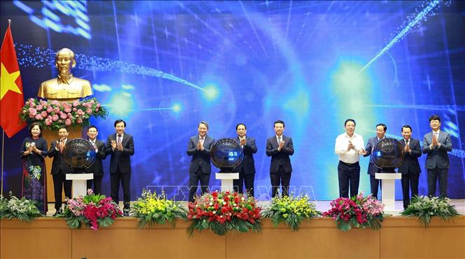 Thủ tướng Phạm Minh Chính và các đại biểu khai trương Cổng pháp luật quốc gia. Ảnh: Dương Giang-TTXVN
