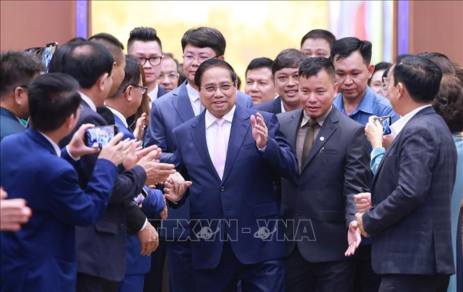 Thủ tướng Phạm Minh Chính với các doanh nghiệp tham dự toạ đàm về phát triển kinh tế tư nhân. Ảnh: Dương Giang-TTXVN
