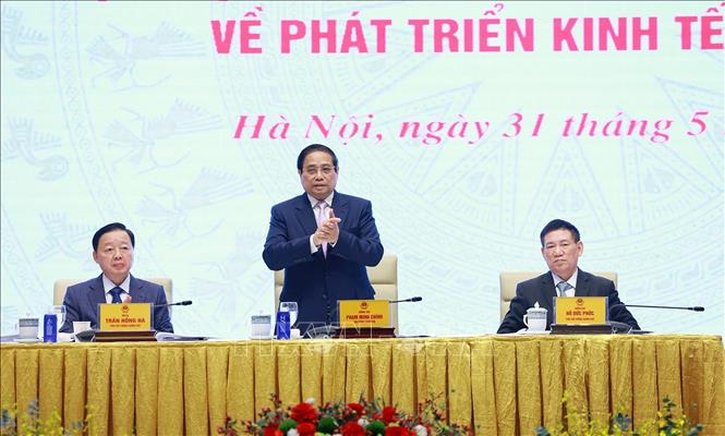 Thủ tướng Phạm Minh Chính và các Phó Thủ tướng toạ đàm với các doanh nghiệp về phát triển kinh tế tư nhân. Ảnh: Dương Giang-TTXVN
