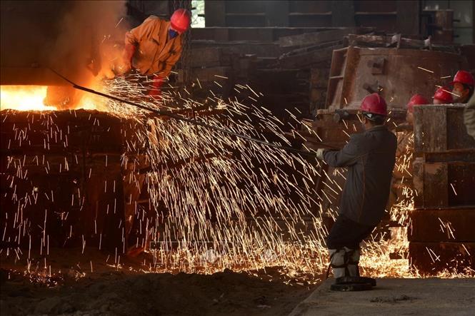 Sản xuất thép tại nhà máy ở huyện Vũ Nghĩa, tỉnh Chiết Giang, Trung Quốc. Ảnh: ChinaImages/TTXVN 