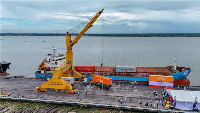 The new service, equipped with real-time digital cargo tracking and carbon monitoring, is a more sustainable alternative to road transport, generating 60% less carbon emissions. VNA Photo: Thanh Liêm