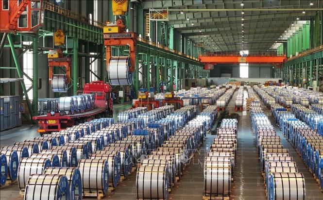 Thép thành phẩm tại nhà máy của Công ty sắt thép Shougang Jingtang United ở thị trấn Đường Sơn, tỉnh Hà Bắc, Trung Quốc. Ảnh: THX/TTXVN 