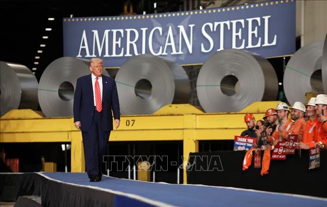 Tổng thống Mỹ Donald Trump thăm một nhà máy của Tập đoàn thép Irvin Works ở West Mifflin, bang Pennsylvania, Mỹ ngày 30/5/2025. Ảnh: REUTERS/TTXVN