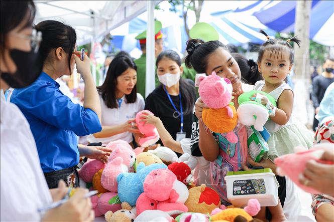 Nhiều phần quà dành cho các bé tại chương trình. Ảnh: Lê Đông - TTXVN