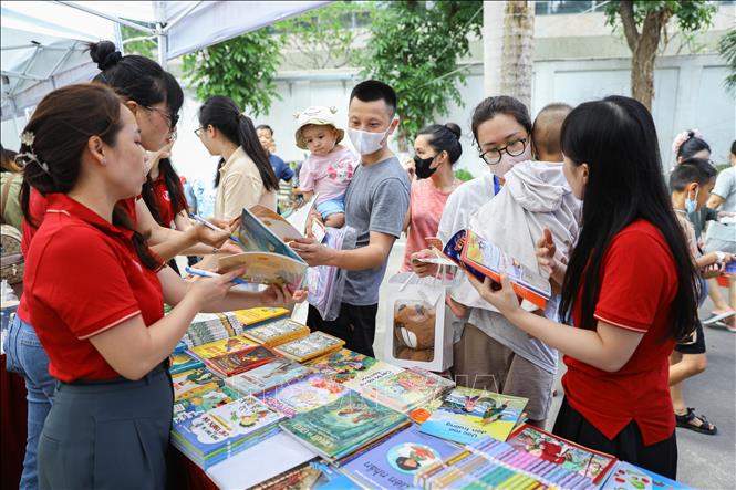 Gian hàng sách truyện thiếu nhi tại sự kiện Ngày hội của bé. Ảnh: Lê Đông – TTXVN