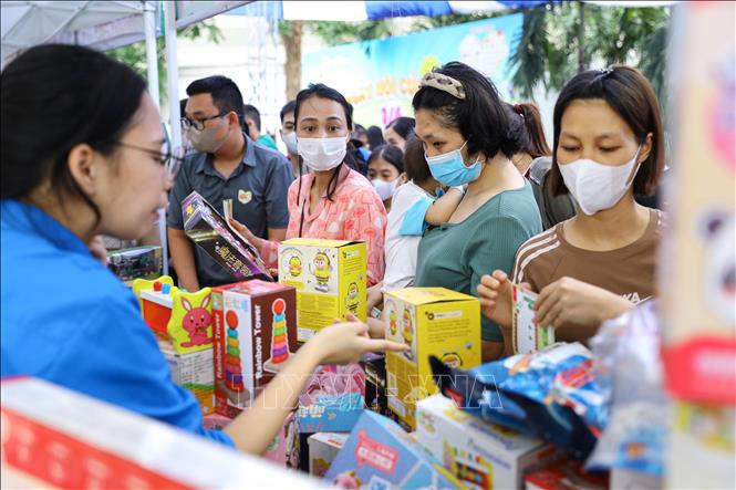 Giang hàng đồ chơi tại sự kiện Ngày hội của bé. Ảnh: Lê Đông – TTXVN