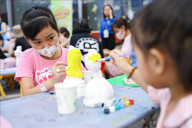 Khu vực tô màu cho các bé tham gia chương trình. Ảnh: Lê Đông – TTXVN