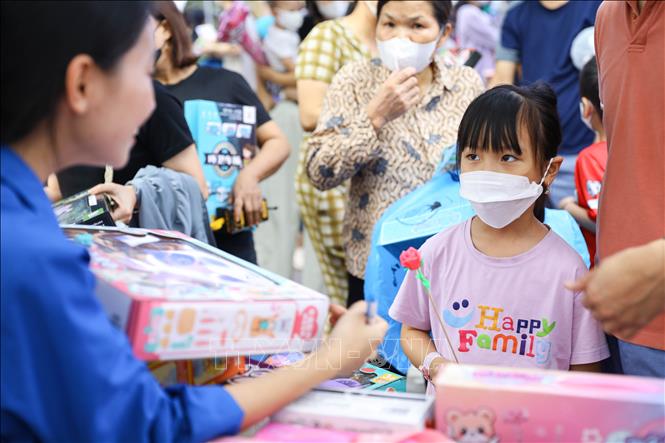 Gian hàng đồ chơi dành cho các bé tham gia chương trình. Ảnh: Lê Đông – TTXVN