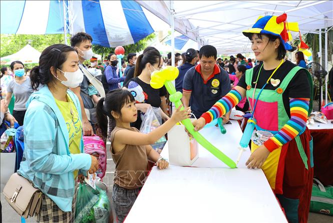 Nghệ nhân bóng bay tặng quà cho bệnh nhi tại chương trình ngày hội của bé. Ảnh: Lê Đông - TTXVN