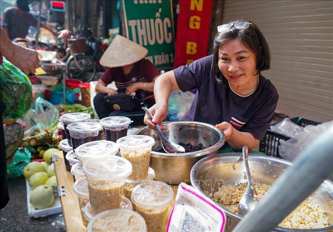 Rượu nếp là món đặc trưng không thể thiếu trong ngày Tết Đoan Ngọ. Ảnh: Khánh Hoà - TTXVN