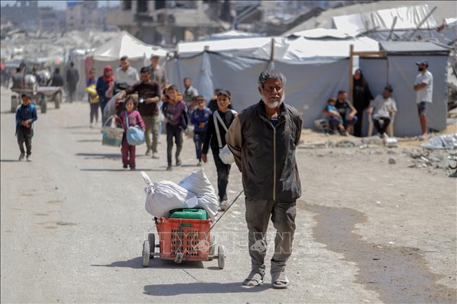 Người dân Palestine sơ tán tránh xung đột khỏi khu vực Jabalia, phía Bắc Dải Gaza, ngày 16/5/2025. Ảnh: THX/TTXVN