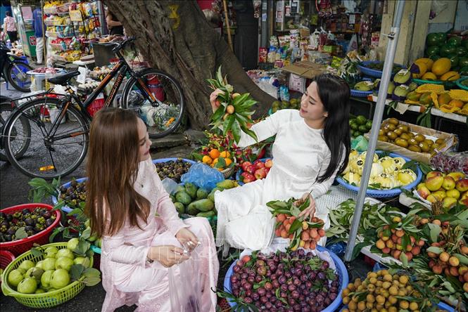 Tết Đoan Ngọ là thời điểm nhiều loại trái cây đang vào mùa vụ, nên ưu tiên những loại có vị ngọt, chua: như mận, vải... Ảnh: Khánh Hoà - TTXVN