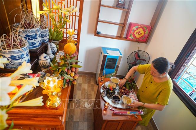 Mâm cúng Tết Đoan Ngọ là cách con cháu thể hiện lòng hiếu thảo và biết ơn. Tùy theo phong tục từng vùng miền mà mâm cúng có thể khác nhau. Mâm cúng thường được chuẩn bị tươm tất và dâng lên bàn thờ vào giờ Ngọ (khoảng 11h-1h chiều). Ảnh: Khánh Hoà - TTXVN