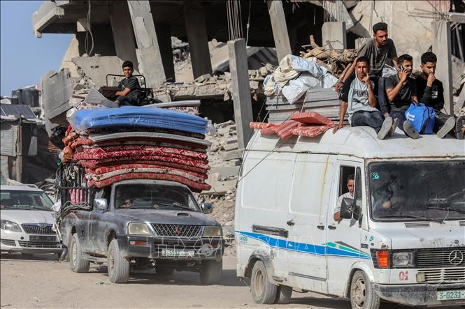 Người dân Palestine sơ tán tránh xung đột khỏi khu vực Jabalia, phía Bắc Dải Gaza, ngày 16/5/2025. Ảnh: THX/TTXVN