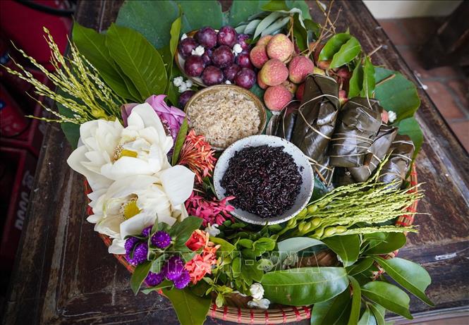 Mâm cúng Tết Đoan Ngọ là cách con cháu thể hiện lòng hiếu thảo và biết ơn. Ảnh: Khánh Hoà - TTXVN