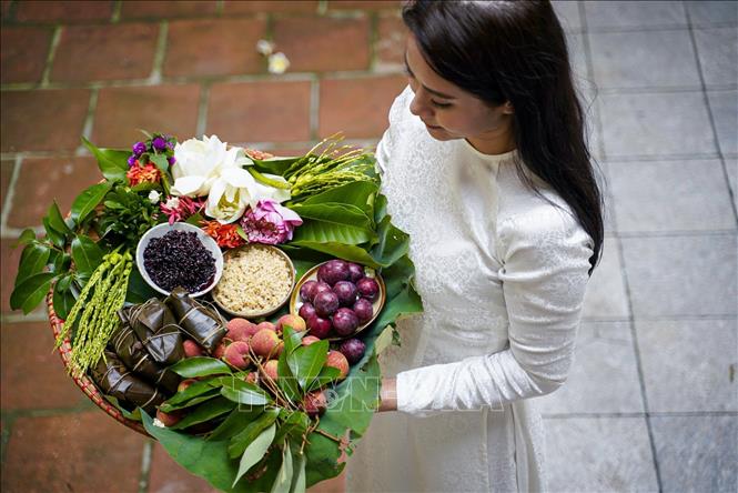 Mâm cúng Tết Đoan Ngọ là cách con cháu thể hiện lòng hiếu thảo và biết ơn. Tùy theo phong tục từng vùng miền mà mâm cúng có thể khác nhau. Mâm cúng thường được chuẩn bị tươm tất và dâng lên bàn thờ vào giờ Ngọ (khoảng 11h-1h chiều). Ảnh: Khánh Hoà - TTXVN