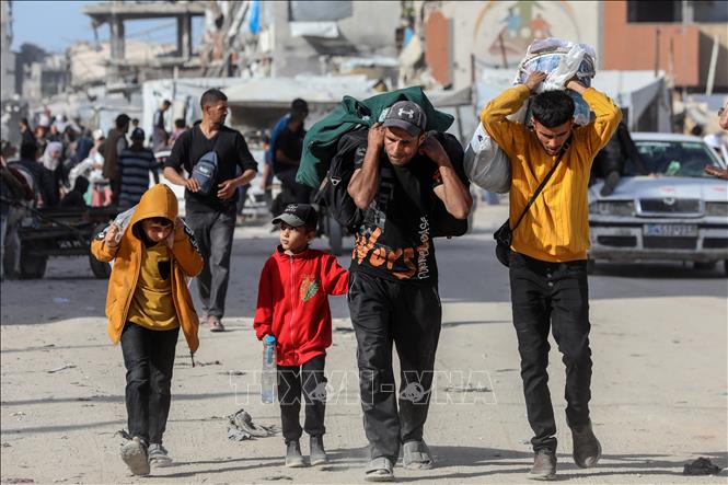 Người dân Palestine sơ tán tránh xung đột khỏi khu vực Jabalia, phía Bắc Dải Gaza, ngày 19/5/2025. Ảnh: THX/TTXVN