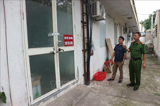 Khu kho, xưởng bị phát hiện chứa khoảng 100 tấn tân dược, thực phẩm chức năng giả. Ảnh Mạnh Khánh-TTXVN                                   