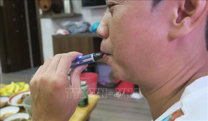 Hút thuốc lá điện tử vẫn là thói quen của một số người. Ảnh: Đinh Hằng - TTXVN                                   