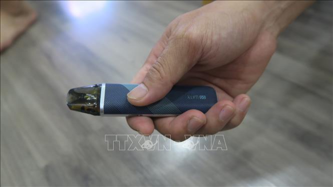 Một sản phẩm thuốc lá điện tử dễ dàng mua được trên thị trường. Ảnh: Đinh Hằng - TTXVN                                              