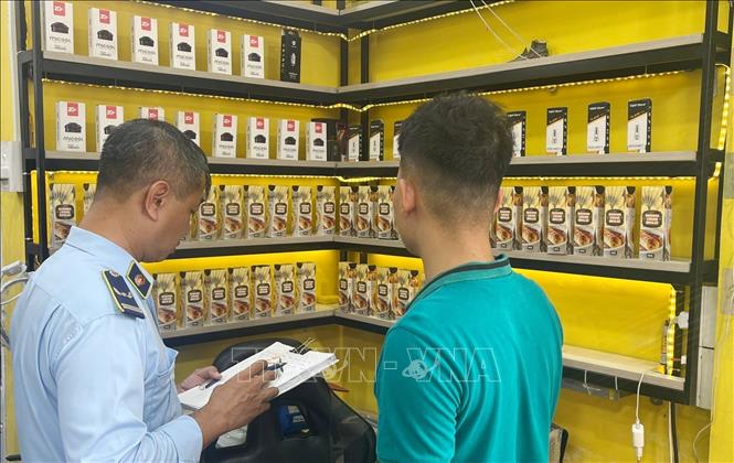 Cục Quản lý thị trường phát hiện một cơ sở buôn bán thuốc lá điện tử nhập lậu trên địa bàn. Ảnh: TTXVN phát 