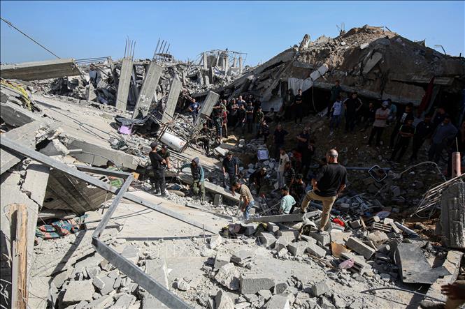 Hiện trường đổ nát sau khi Israel không kích trại tị nạn Jabalia ở phía Bắc Dải Gaza ngày 16/5/2025. Ảnh: THX/TTXVN