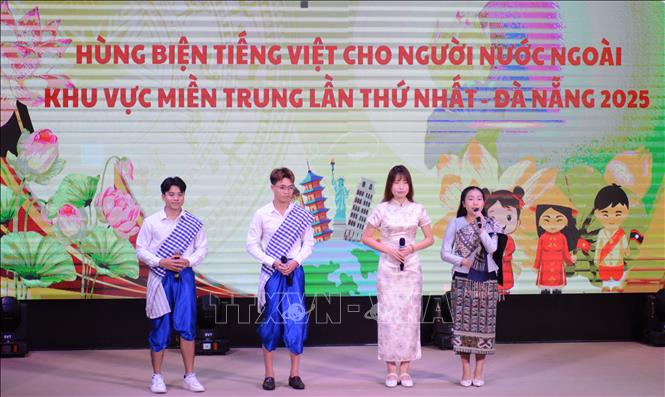 Thí sinh tham gia phần thi Hùng biện. Ảnh: Văn Dũng-TTXVN