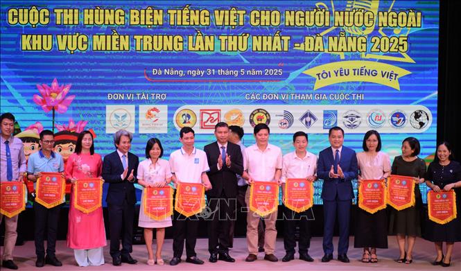 Ban tổ chức trao cờ lưu niệm cho các đơn vị tham gia vòng Chung kết cuộc thi. Ảnh: Văn Dũng-TTXVN