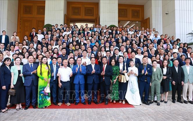 Thủ tướng Phạm Minh Chính với các doanh nghiệp tham dự toạ đàm về phát triển kinh tế tư nhân. Ảnh: Dương Giang-TTXVN
