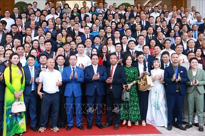 Thủ tướng Phạm Minh Chính với các doanh nghiệp tham dự toạ đàm về phát triển kinh tế tư nhân. Ảnh: Dương Giang-TTXVN
