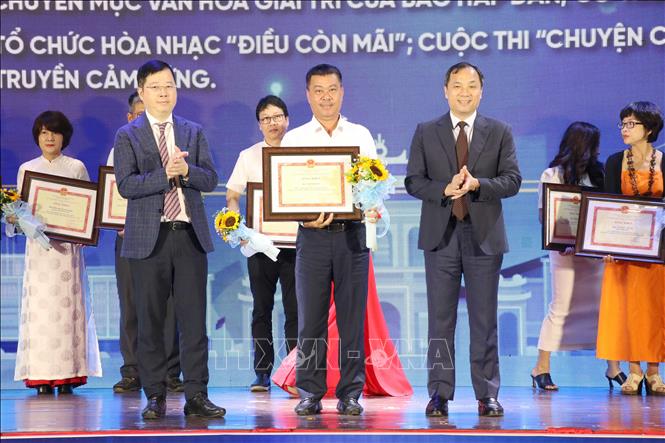 Bộ Văn hóa, Thể thao và Du lịch tặng Bằng khen cho các cơ quan báo chí. Ảnh: Hoàng Ngọc - TTXVN 