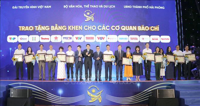 Bộ Văn hóa, Thể thao và Du lịch tặng bằng khen cho các cơ quan báo chí. Ảnh: Hoàng Ngọc - TTXVN 