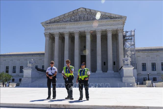 Cảnh sát gác bên ngoài Toà án Tối cao Mỹ ở Washington DC. Ảnh: THX/TTXVN