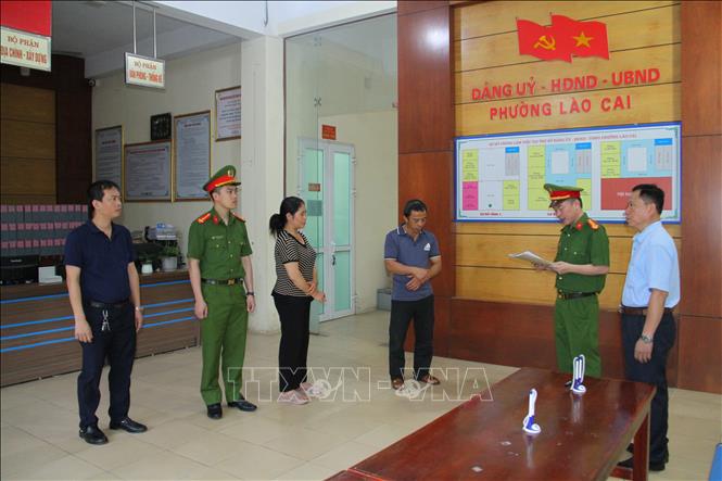 Lực lượng chức năng đọc lệnh khởi tố các đối tượng sản xuất giá đỗ bằng hóa chất độc. Ảnh TTXVN Phát