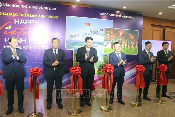 Các đại biểu cắt băng khai mạc triển lãm ảnh, video. Ảnh: Hoàng Ngọc - TTXVN 