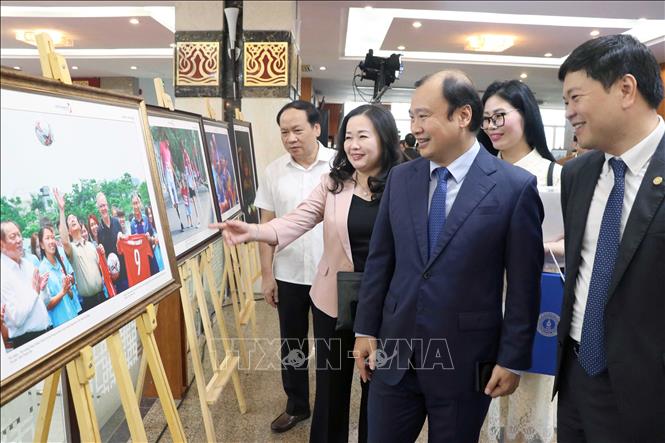 Các đại biểu tham quan triển lãm ảnh, video. Ảnh: Hoàng Ngọc - TTXVN 