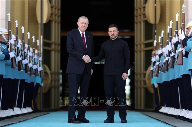 Tổng thống Thổ Nhĩ Kỳ Recep Tayyip Erdogan (trái) trong cuộc gặp Tổng thống Ukraine Volodymyr Zelensky tại Ankara, ngày 15/5/2025. Ảnh: THX/TTXVN 