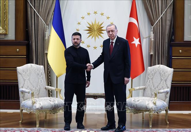 Tổng thống Thổ Nhĩ Kỳ Recep Tayyip Erdogan (phải) trong cuộc gặp Tổng thống Ukraine Volodymyr Zelensky tại Ankara, ngày 15/5/2025. Ảnh: THX/TTXVN