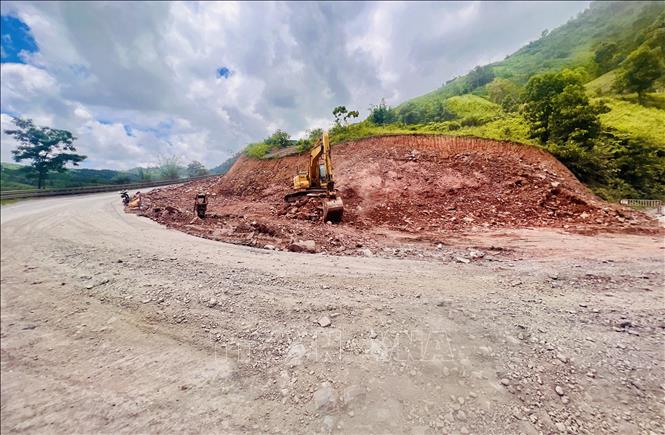 Dự án sửa chữa Quốc lộ 15D nhằm khắc phục tình trang mất an toàn giao thông có độ dốc lớn, bán kính đường cong nằm nhỏ, khuất tầm nhìn, mặt đường hẹp. Ảnh: Nguyên Linh-TTXVN